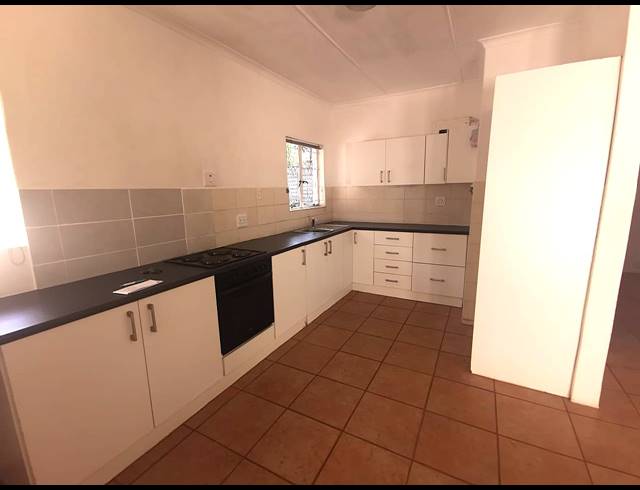 1 BEDROOM FREESTANDING TO LET IN HILLCREST CENTRAL